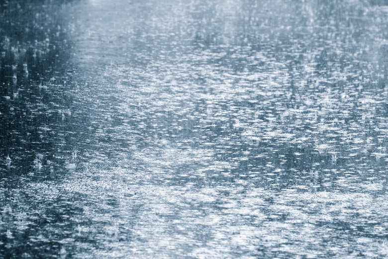大雨中的池塘水面涟漪摄影高清图片