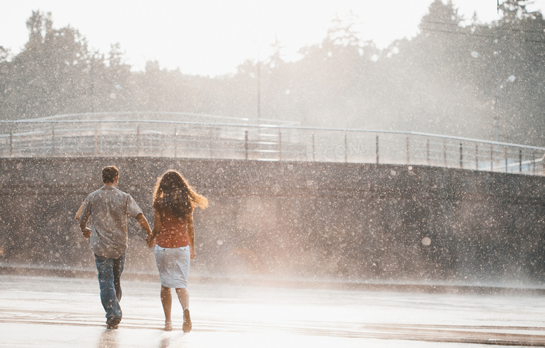 行走在雨中的情侣人物摄影高清图片