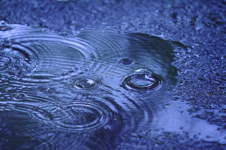 雨天地面上的水波涟漪摄影高清图片