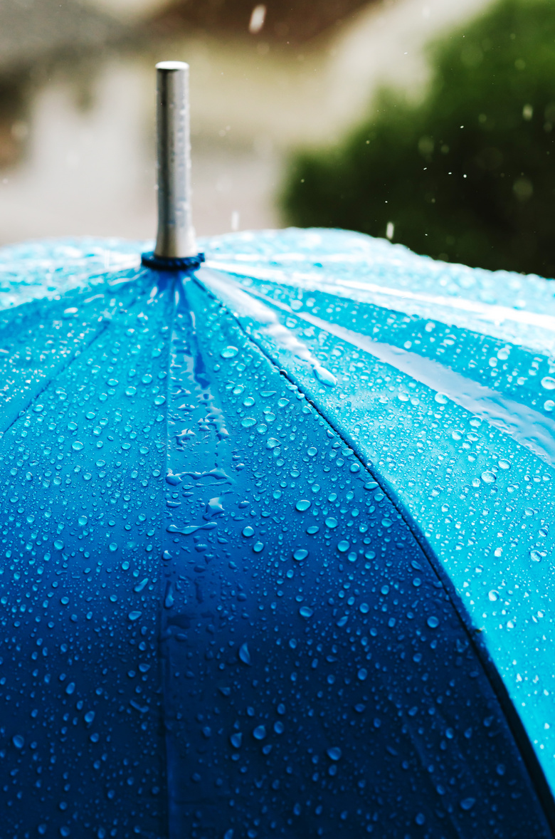 蓝色雨伞上的水珠特写摄影高清图片