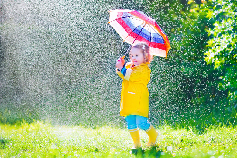 雨中打着雨伞的小女孩摄影高清图片