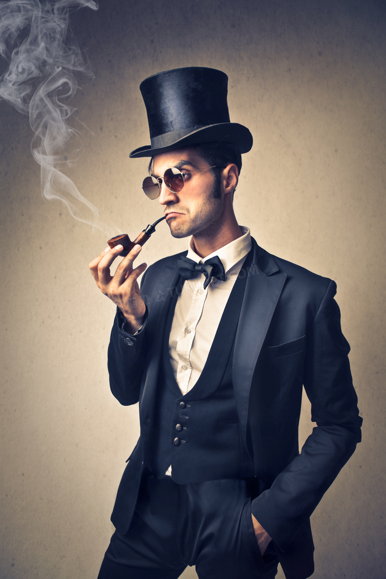 叼着烟斗的绅士装男人摄影高清图片