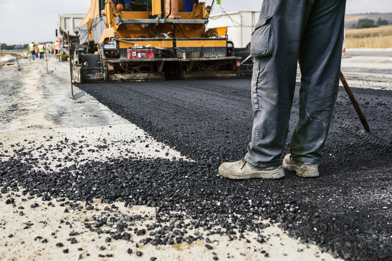 铺设沥青公路施工现场摄影高清图片