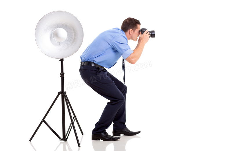 摄影器材与弯着腰的摄影师高清图片
