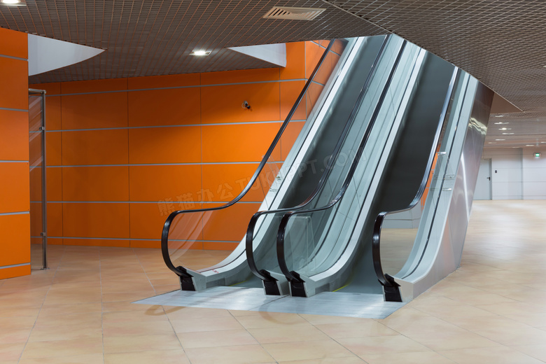 自动扶梯通道与橙色墙摄影高清图片