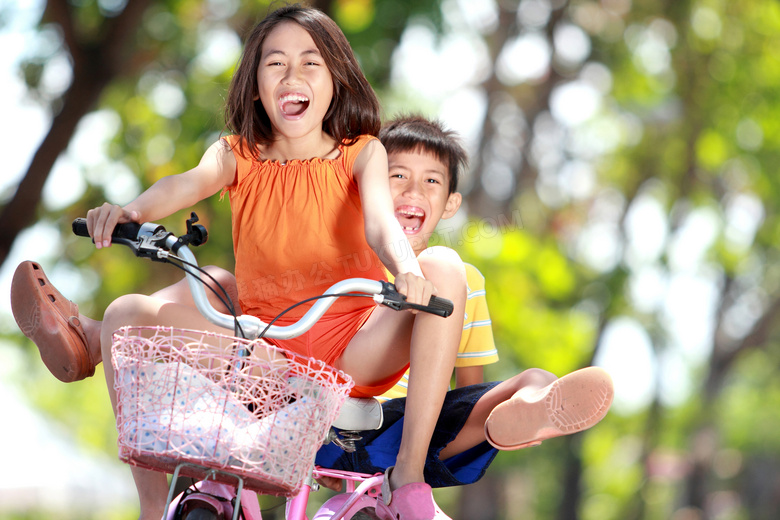 小男孩与骑着车的女孩摄影高清图片