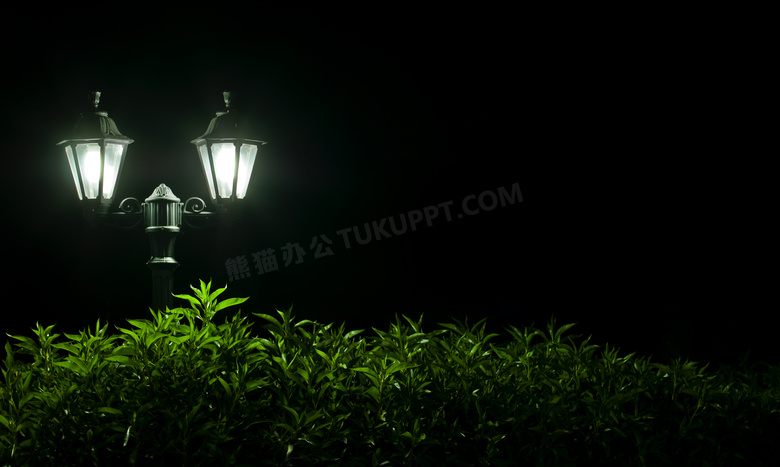 夜晚亮着光的欧式路灯摄影高清图片
