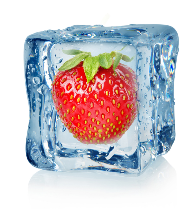 冰封状态的大草莓特写摄影高清图片
