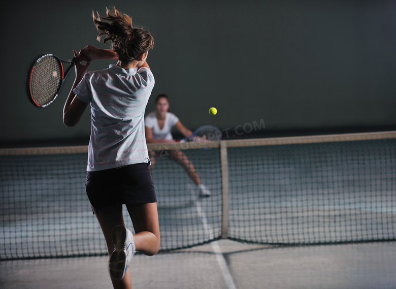 网球场体育训练的人物摄影高清图片