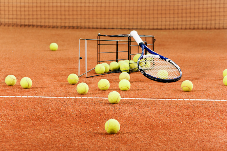 球场上的球拍网球特写摄影高清图片