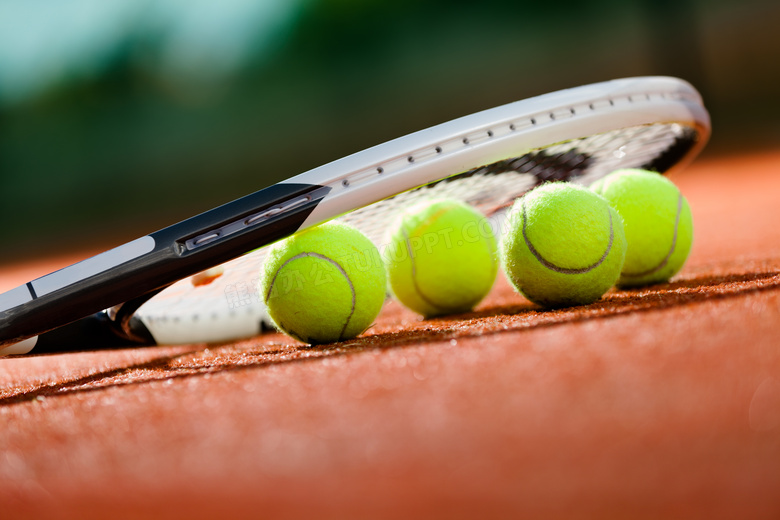 红土场地上的网球特写摄影高清图片