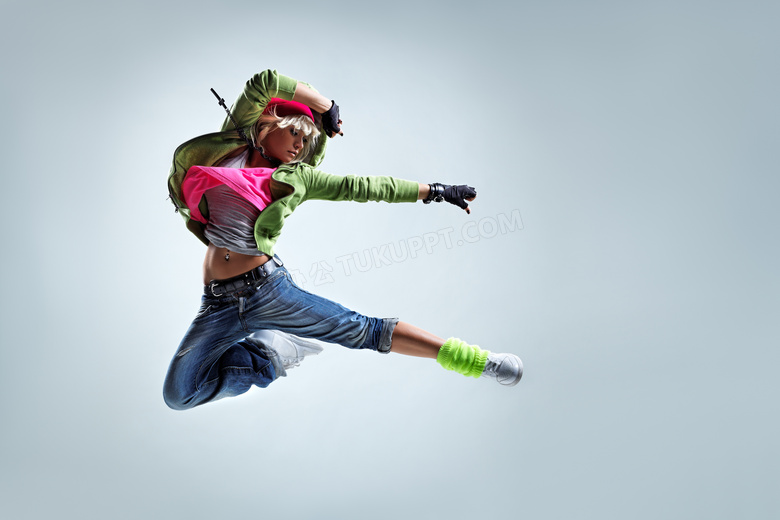 高高跳起的动感女舞者摄影高清图片