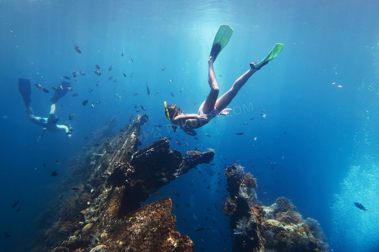 海底潜水的比基尼美女摄影高清图片
