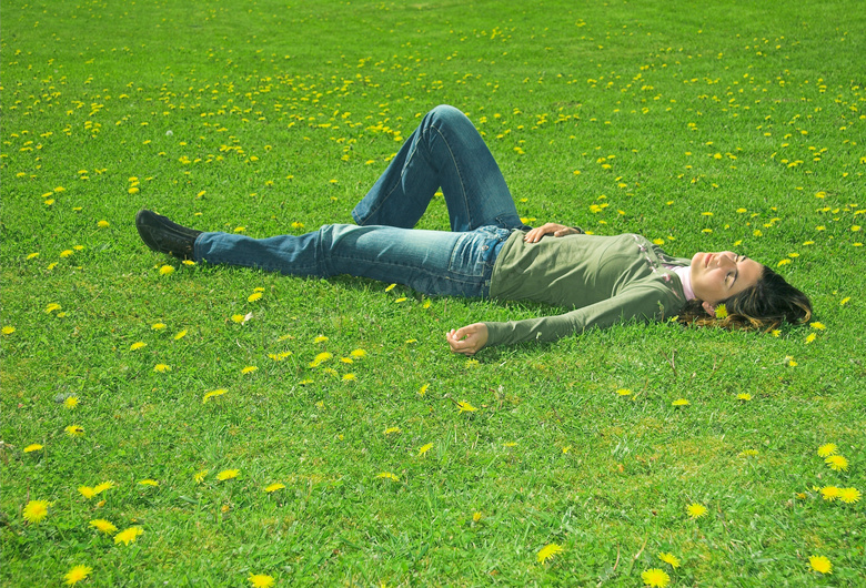 躺在青青草地上的人物摄影高清图片