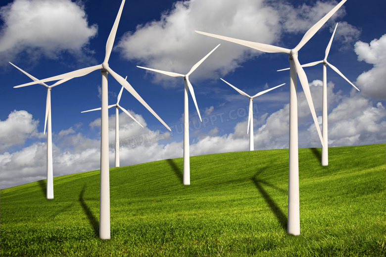 草地上的风力发电设施摄影高清图片