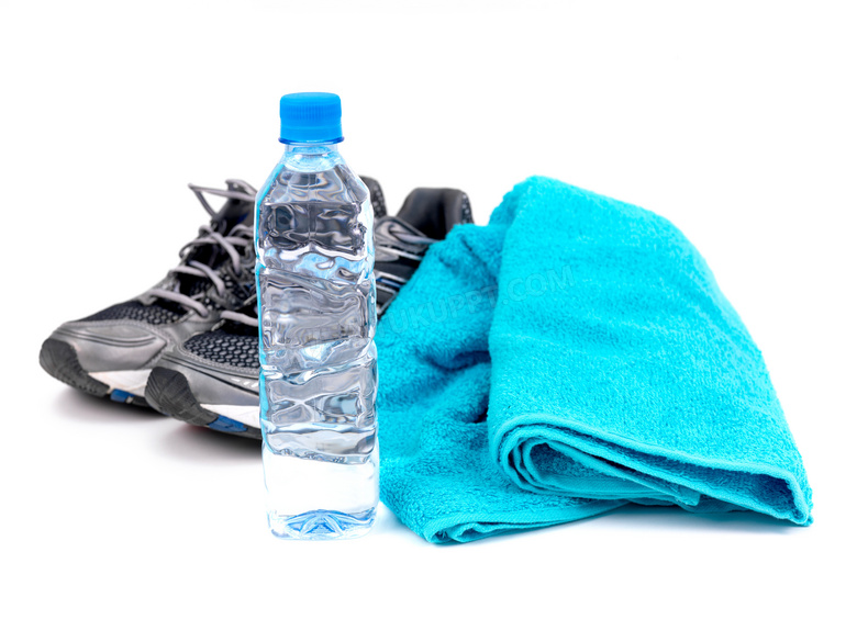 运动鞋瓶装水与蓝毛巾摄影高清图片