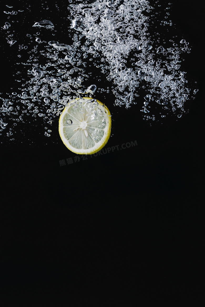 水花与切开的柠檬切片摄影高清图片