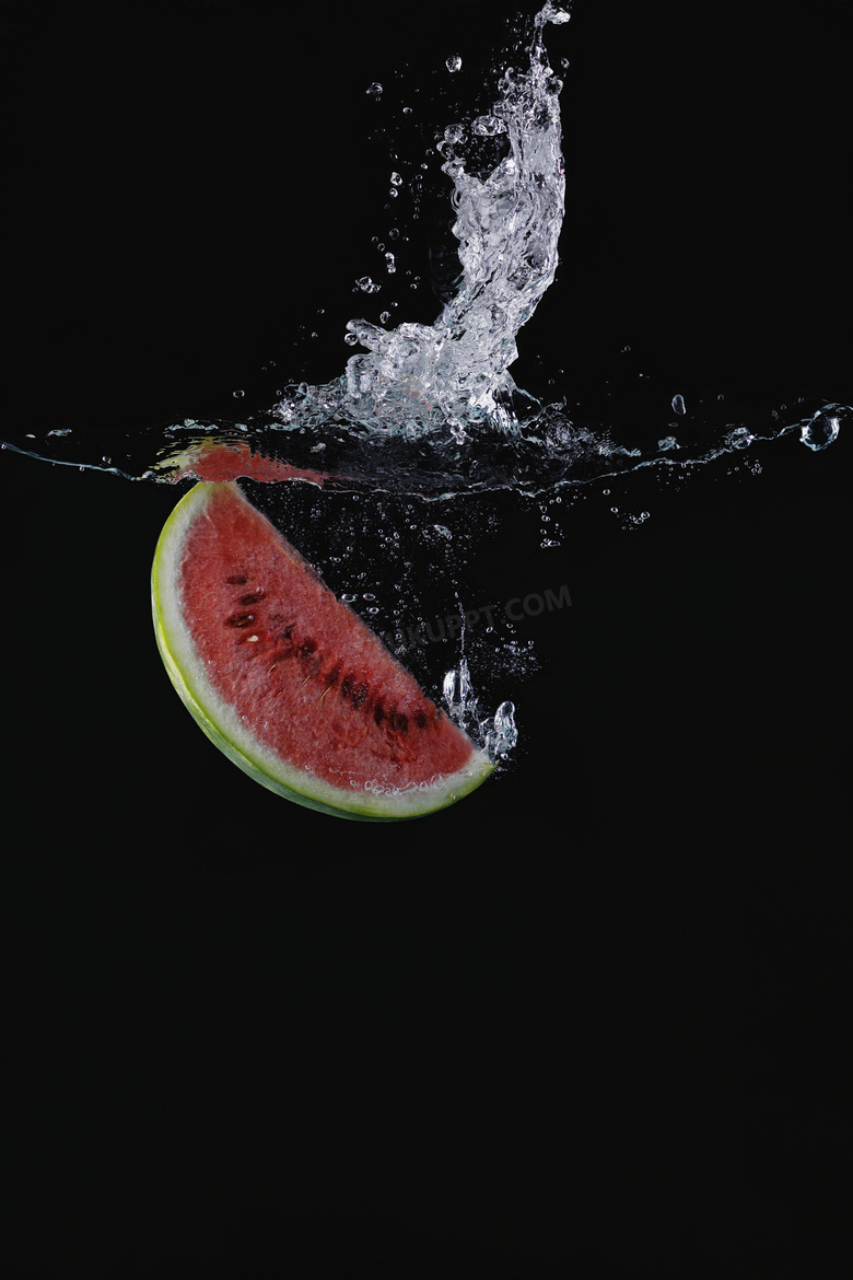 西瓜掉水里激起的水花摄影高清图片