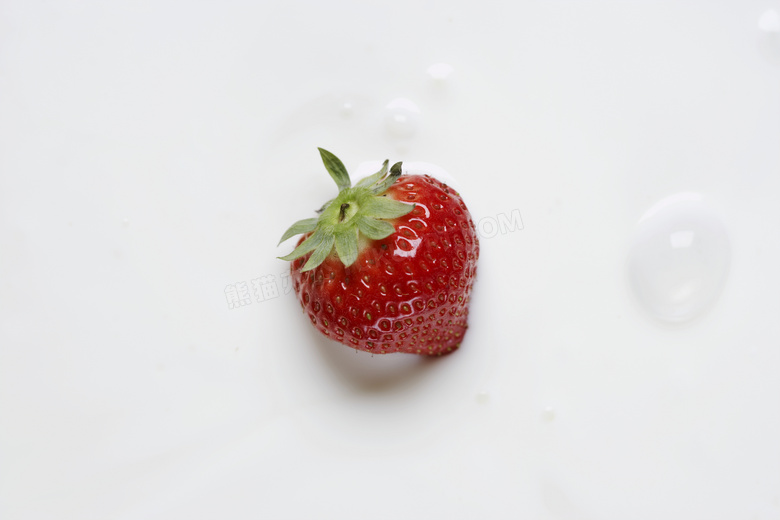 泡在牛奶里的草莓特写摄影高清图片