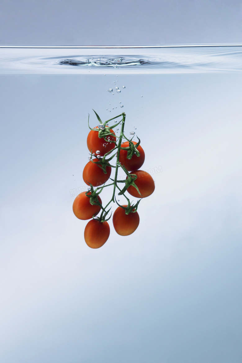 落入水中的一串小番茄摄影高清图片