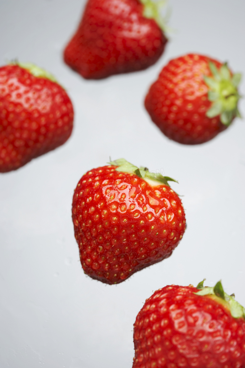 新鲜光泽草莓近景特写摄影高清图片