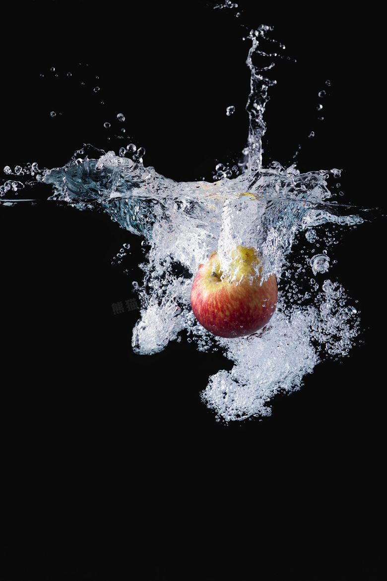 苹果掉入水激起的水花摄影高清图片