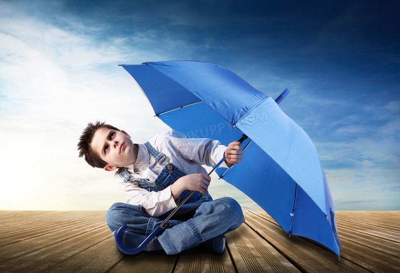 蓝天白云撑伞的小男孩摄影高清图片
