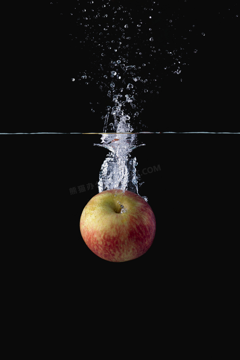正落入水中的苹果动感摄影高清图片