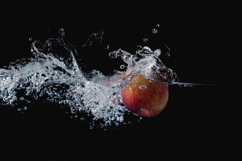 激起的水花与苹果瞬间摄影高清图片