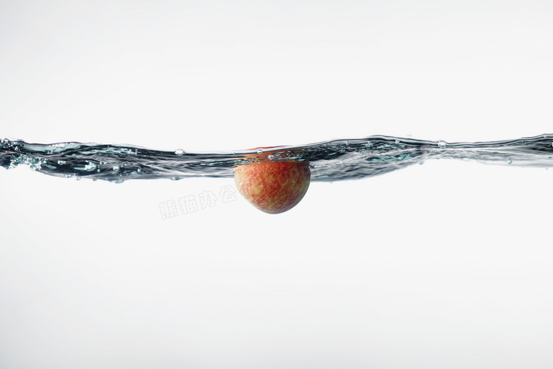 漂浮在水面上下的苹果摄影高清图片