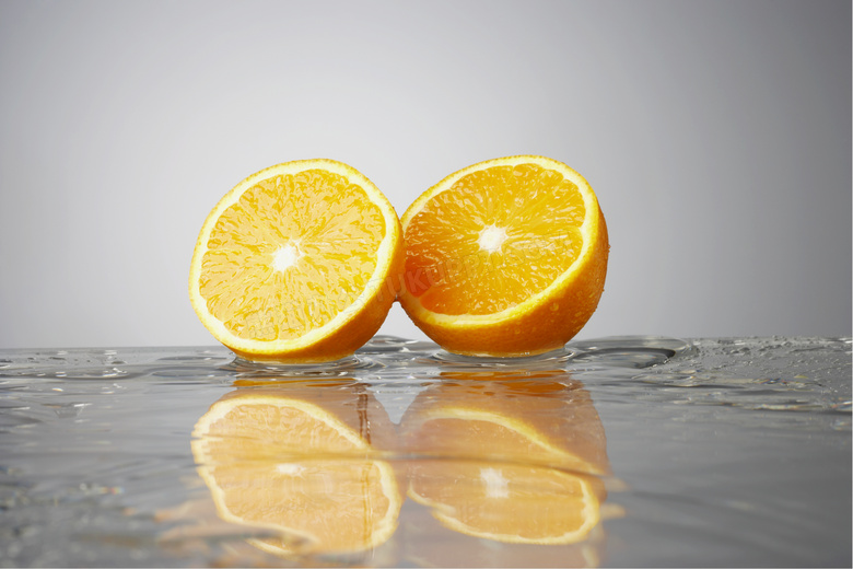 清水与切开的橙子特写摄影高清图片