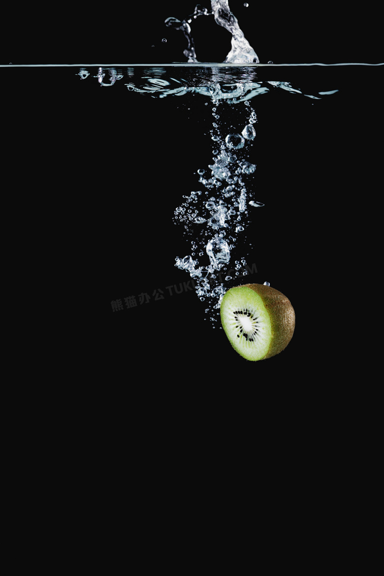 落到水下的猕猴桃切块摄影高清图片