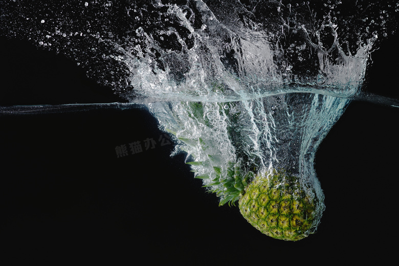落入水里的菠萝与水花深渊高清图片