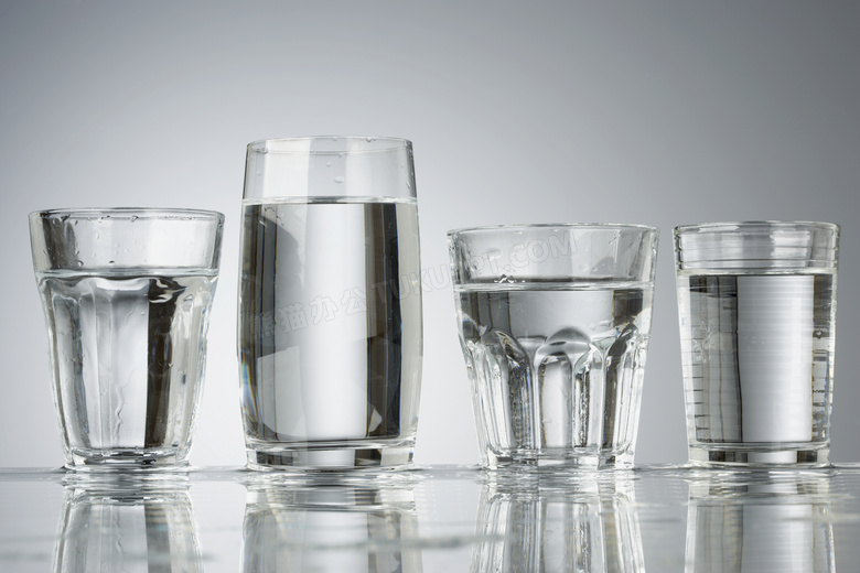 四个盛装着清水的杯子摄影高清图片