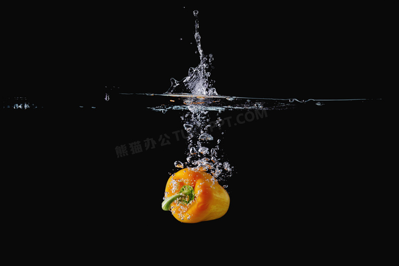 落入水里的辣椒与水花摄影高清图片