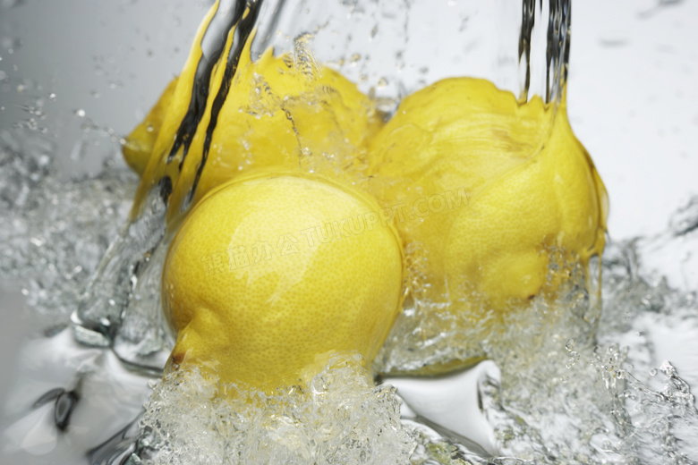 被清水冲刷的三个柠檬摄影高清图片
