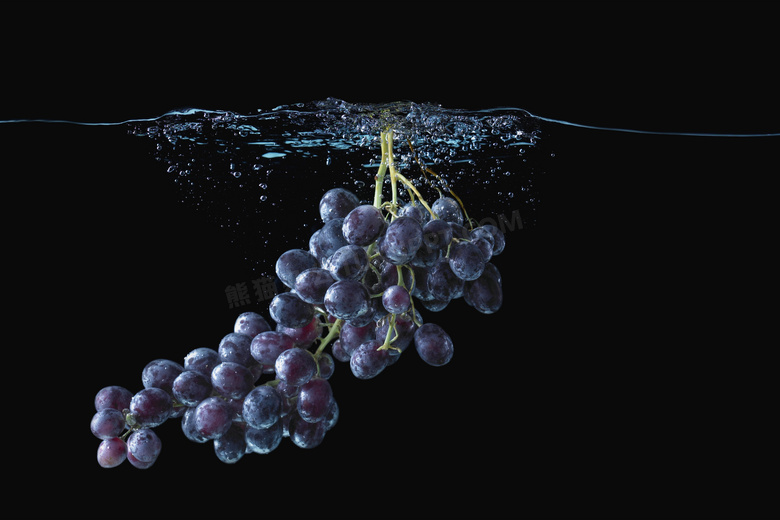 放在水底下的紫葡萄串摄影高清图片
