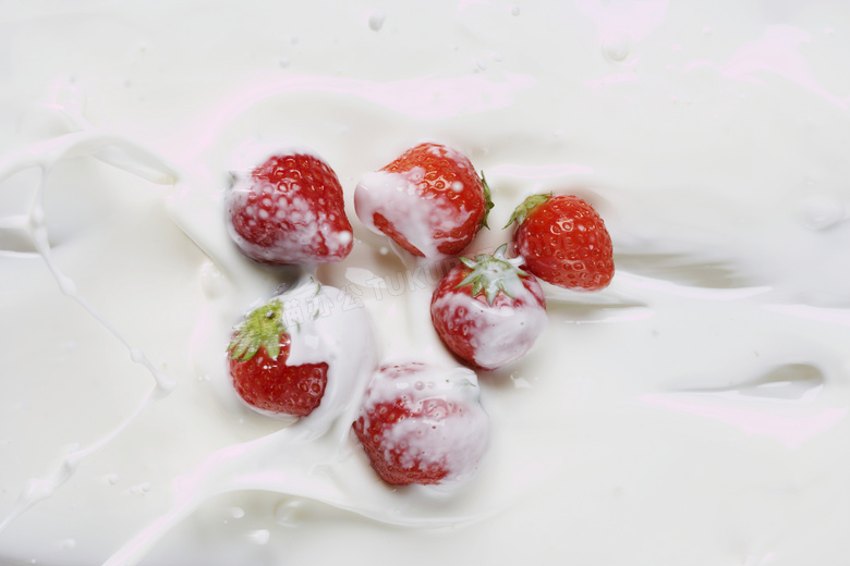 裹牛奶的新鲜草莓特写摄影高清图片