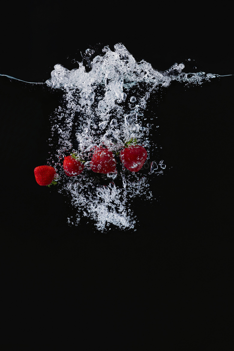 水花与掉在水里的草莓摄影高清图片