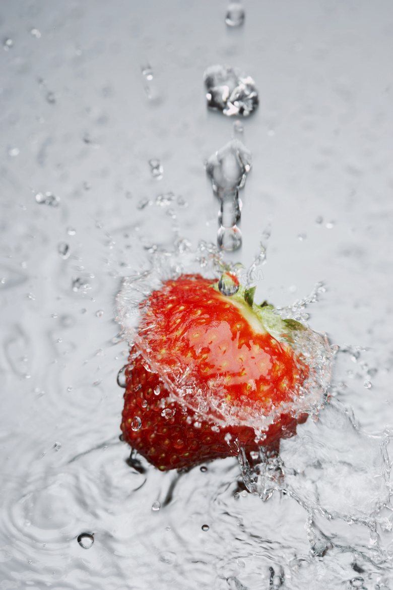 水打在新鲜的大草莓上摄影高清图片