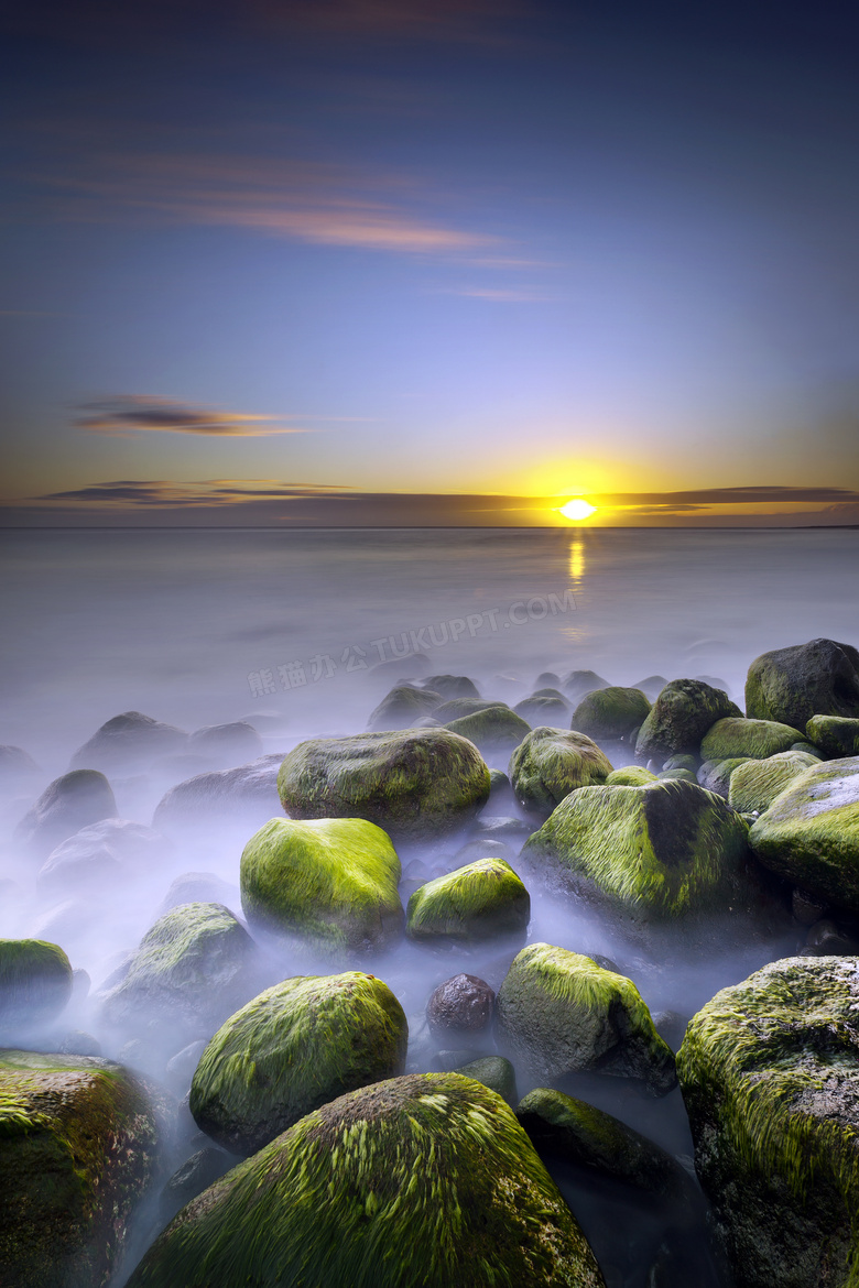 夕阳与长着青苔的石头摄影高清图片