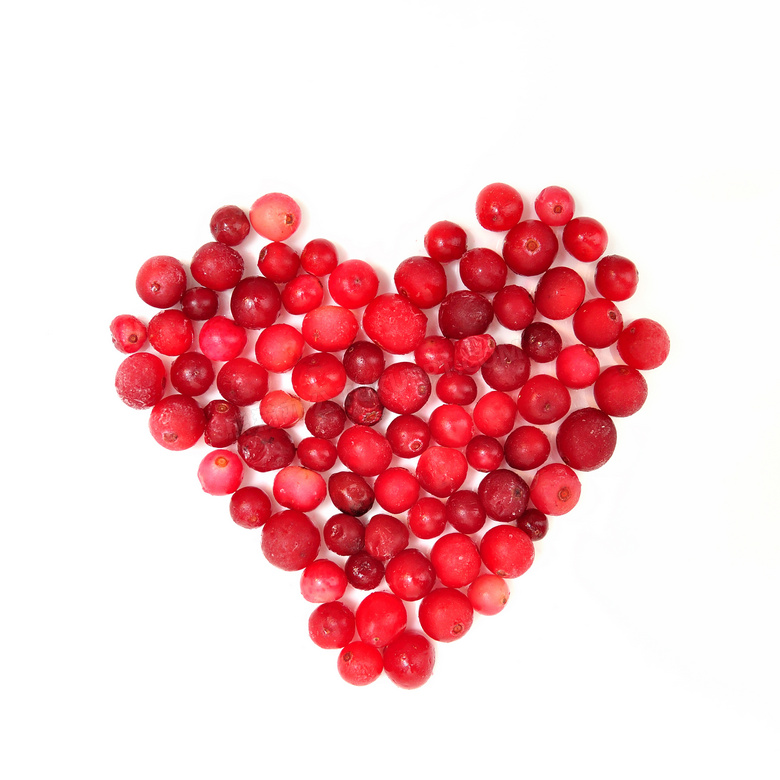 红色水果组成的心形图摄影高清图片