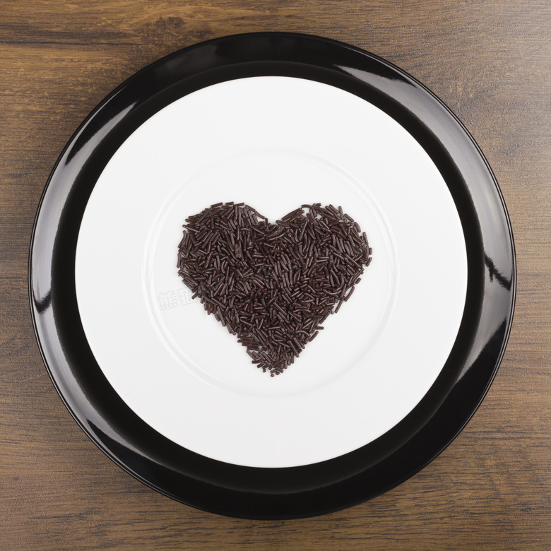 在盘子里的心形巧克力摄影高清图片