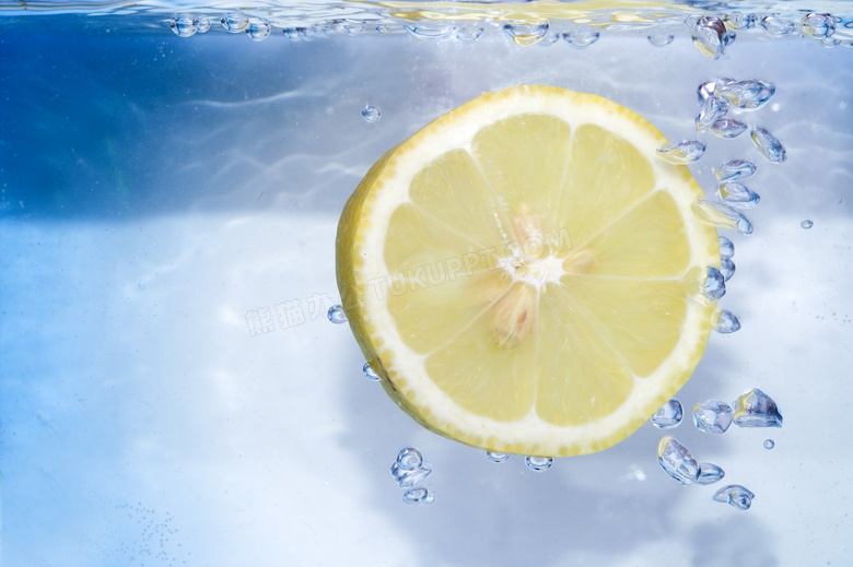 落入水中的柠檬片特写摄影高清图片
