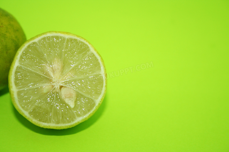 绿色背景前的柠檬特写摄影高清图片