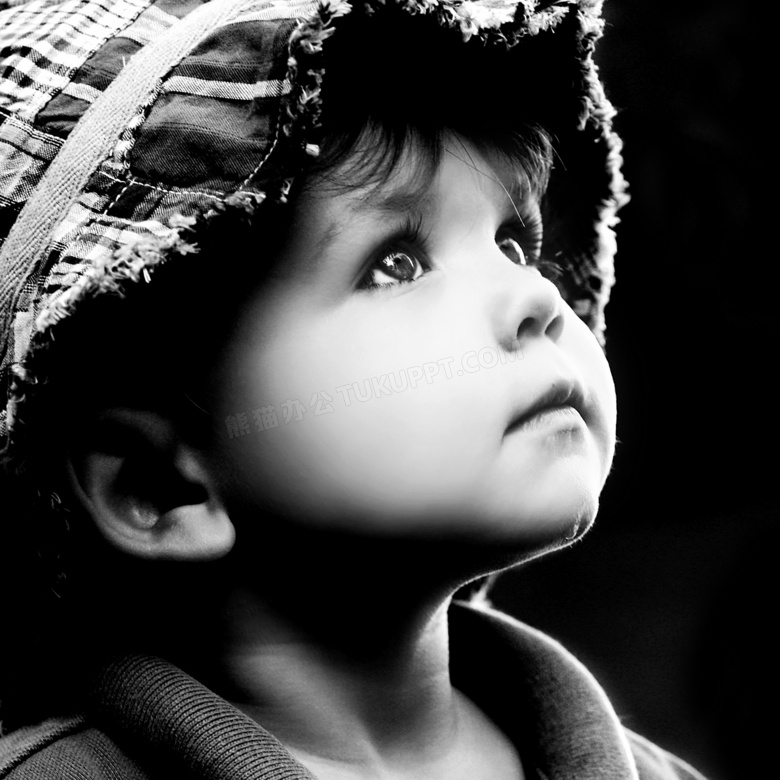 抬头仰望的小男孩黑白摄影高清图片