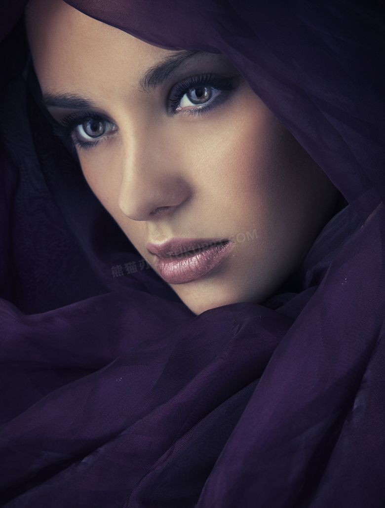被紫色布包裹着的美女摄影高清图片
