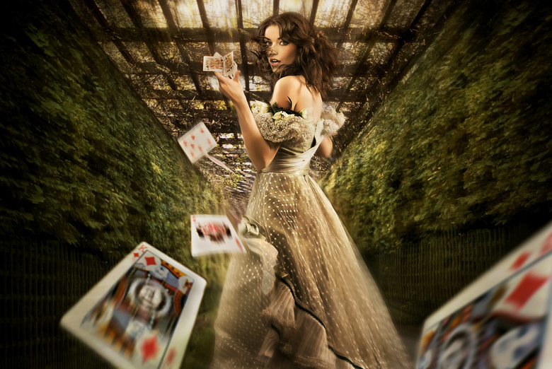 在耍扑克牌的高个美女摄影高清图片