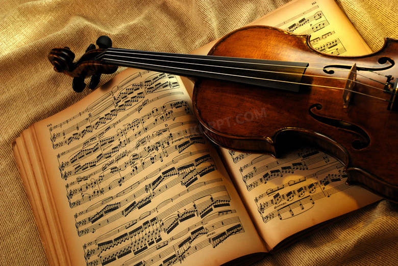 小提琴与复古怀旧乐谱摄影高清图片