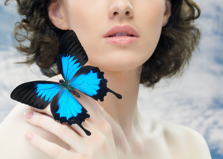 手背上有只蝴蝶的美女摄影高清图片